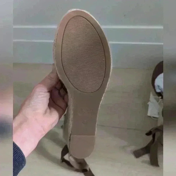 AMAZON ESSENTIALS | Women's Deep Brown Lace  Up Classic Wedge Sandals - Picture 5 of 6